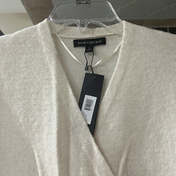 Banana Republic ivory sweater, size S, NWT. - Picture 4 of 7